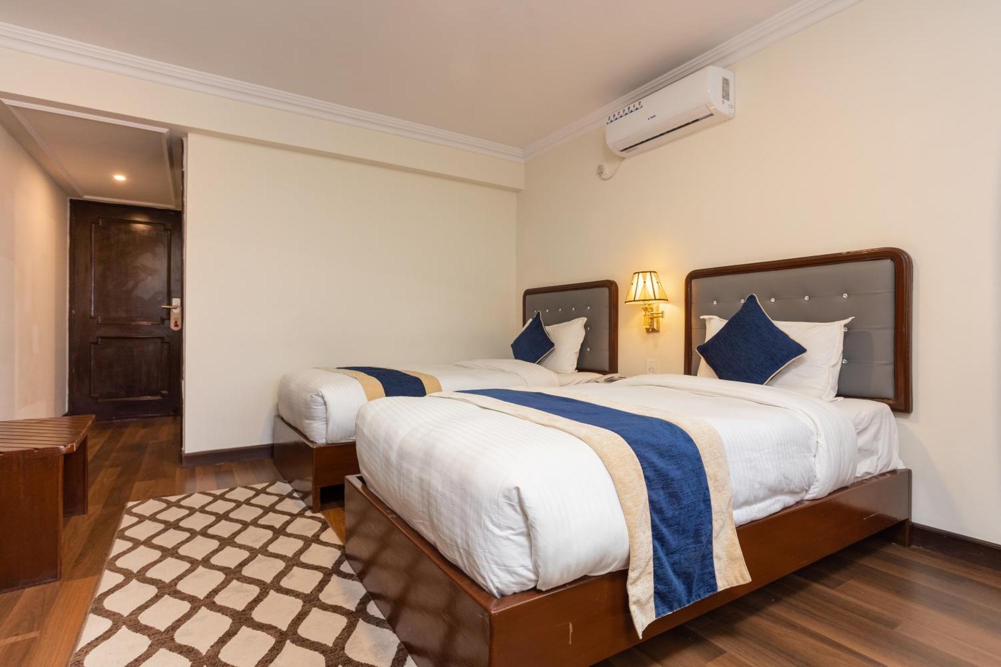 Kathmandu Business Hotel ภายนอก รูปภาพ
